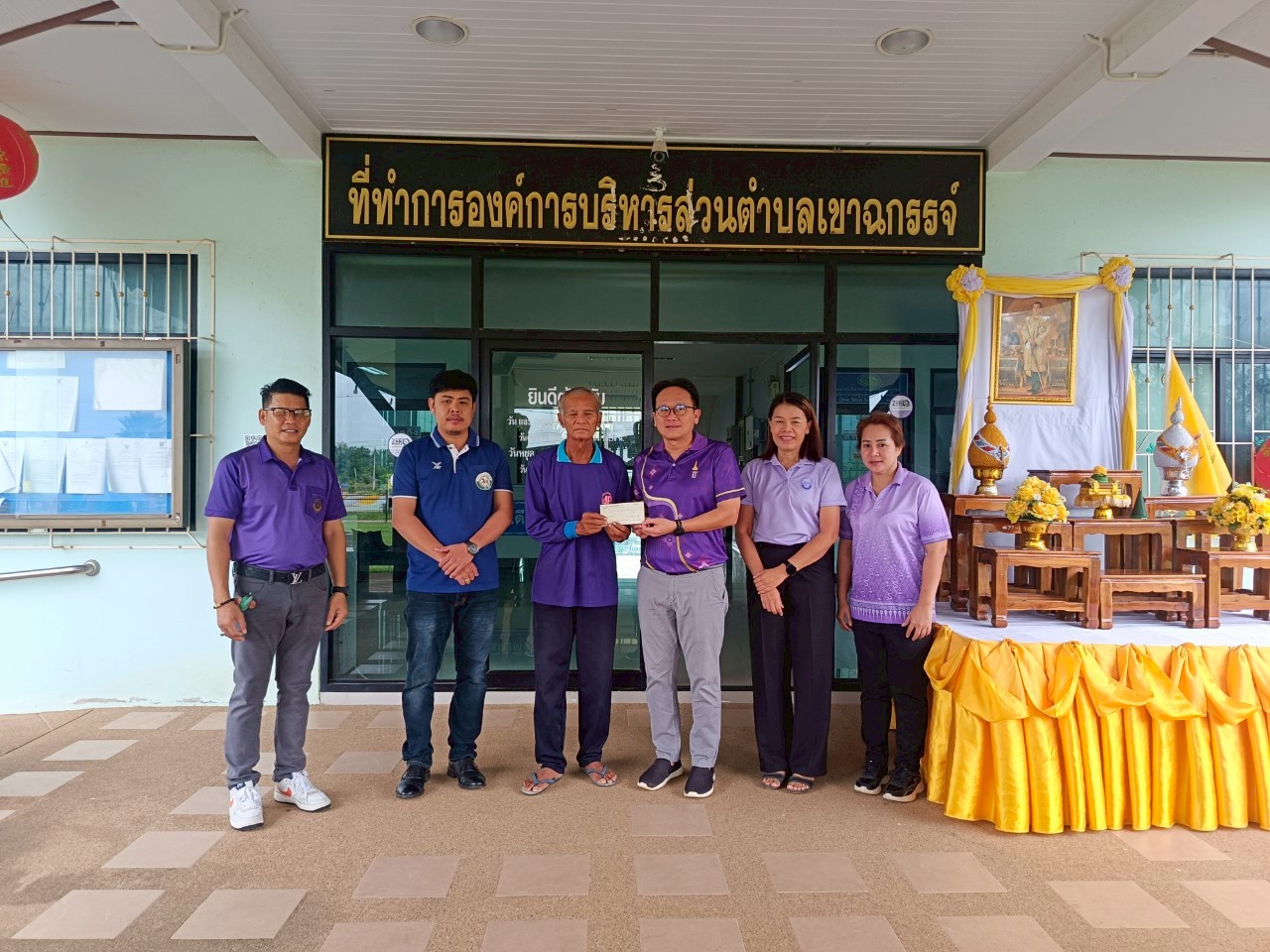 มอบเงินช่วยเหลือกรณีไฟไหม้บ้านเสียหายทั้งหลัง ให้กับครอบครัวของ นายแปล โสภา