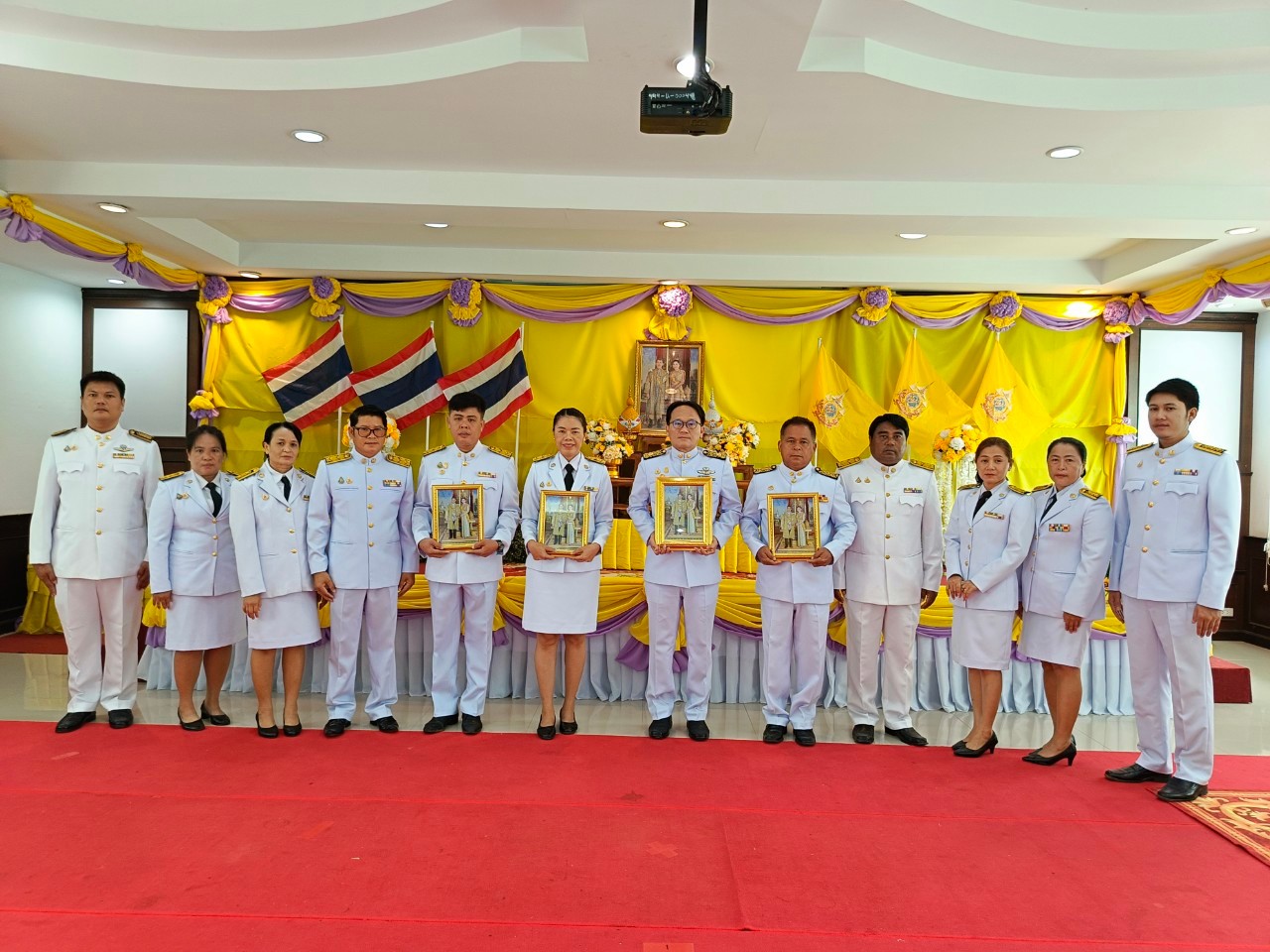 พิธีรับพระราชทานพระบรมฉายาลักษณ์ พระบาทสมเด็จ พระเจ้าอยู่หัว ที่ฉายกับสมเด็จพระนางเจ้า ฯ พระบรมราชินี